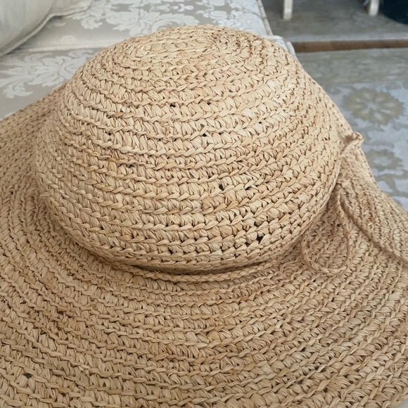 Great neutral beach hat with a wide brim - Picture 1 of 3
